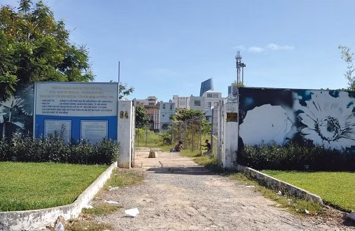 Thế nhưng, 10 năm qua, dù được UBND TP Đà Nẵng chấp thuận giãn tiến độ đến tháng 10/2018 và nhiều lần thúc giục chủ đầu tư đẩy nhanh tiến độ thi công, nhưng cho đến nay, dự án vẫn “đắp chiếu”. Ảnh: vietnamfineca. 