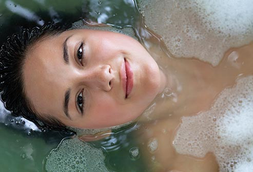 Một trong những cách tốt nhất để chìm vào giấc ngủ cũng giúp cải thiện làn da của bạn. Đó là tắm nước ấm trước khi đi ngủ để tăng nhiệt độ cơ thể một chút. Bạn sẽ có xu hướng cảm thấy buồn ngủ khi nhiệt độ cơ thể giảm xuống sau khi tắm.