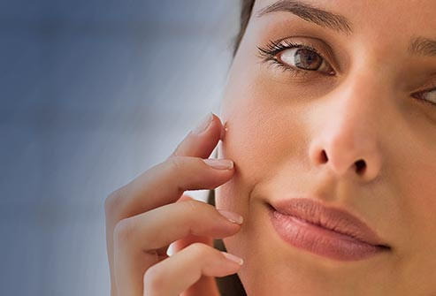 Retinoids, một dạng hoạt chất của vitamin A là tiêu chuẩn vàng khi nói đến khả năng làm mịn các nếp nhăn. Ban đêm là thời điểm tốt nhất để sử dụng kem retinoids vì thoa ban ngày có thể làm giảm sự chịu đựng của da đối với ánh sáng mặt trời, gây mẩn đỏ và các vết trên da.