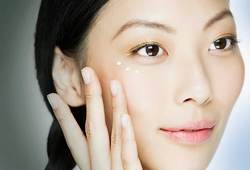 Buổi tối hãy rửa mặt và tẩy trang với một chất tẩy rửa nhẹ để loại bỏ bụi bẩn và lớp trang điểm. Thoa kem dưỡng ẩm trước khi ngủ để làn da được cung cấp đủ nước trong đêm. Các bác sĩ khuyên bạn nên sử dụng kem mắt có chứa glycerin và dưỡng môi gốc dầu.