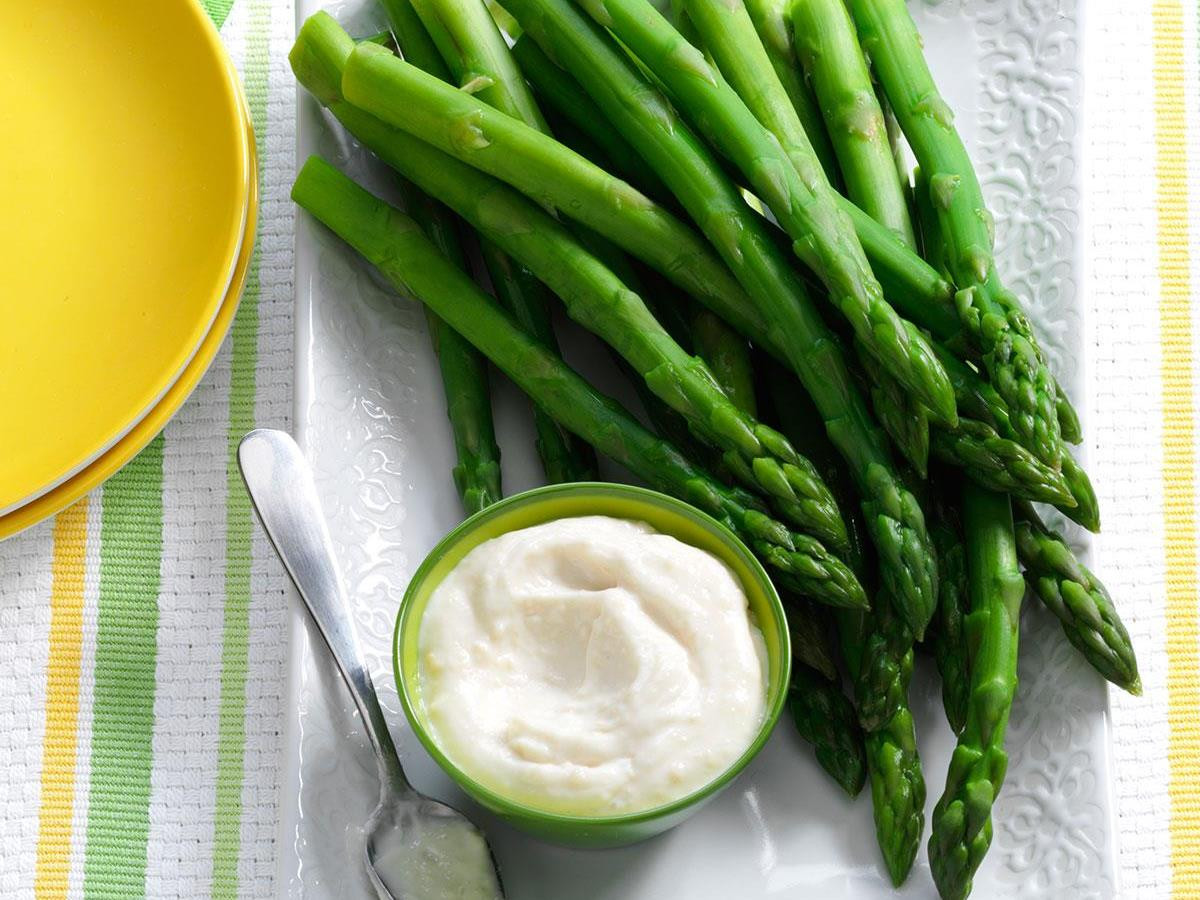  5. Thêm rau xanh cho bữa sáng Thêm rau xanh cho bữa ăn sáng để bắt đầu ngày mới nhiều năng lượng, dù chỉ là một chút rau bina hay cải xoăn trong món ăn kèm bánh mỳ hoặc súp rau, măng tây nhúng hay chỉ là rắc chút mùi tây trên món trứng.