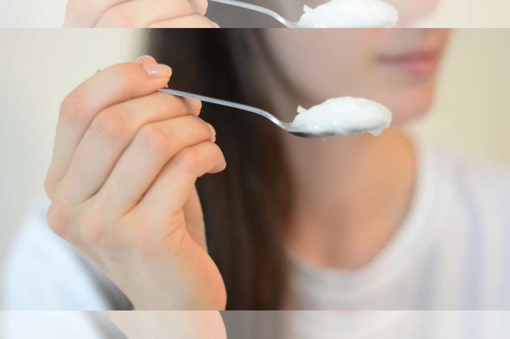 Những lợi ích của việc xúc miệng với dầu dừa: làm trắng răng, sạch mảng bám, diệt vi khuẩn gây hôi miệng, giảm sưng viêm nướu, chảy máu chân răng, giảm nguy cơ sâu răng, răng nhạy cảm, ê buốt, làm sạch khoang miệng.