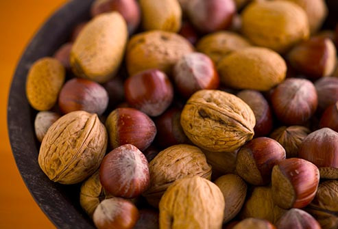  Quả hạch Tất cả các loại quả hạch đều cung cấp chất béo tốt cho tim, đặc biệt là quả óc chó. Tuy nhiên, chất béo lành mạnh không có nghĩa là nên ăn nhiều bao nhiêu cũng được. Chỉ nên dừng ở con số 14 hạt óc chó, 23 hạt hạnh nhân, 28 hạt đậu phộng và 18 hạt điều.