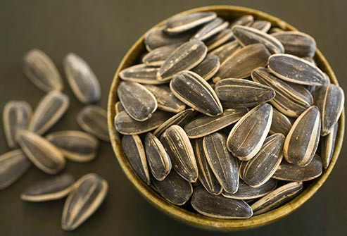  Hạt hướng dương Hạt bí ngô, hạt hướng dương và hạt mè,… có chất béo tốt có thể làm giảm cholesterol có hại. Nói chung, chất béo đến từ thực vật lành mạnh hơn so với các sản phẩm từ động vật. Hạn chế chất béo bão hòa và chất béo chuyển hóa (trans fat).