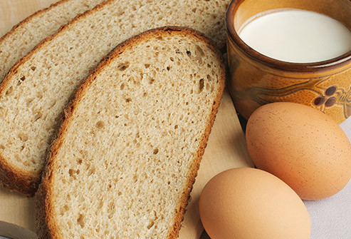  Thực phẩm tăng cường Omega-3 Việc bổ sung omega-3 làm cho một số loại thực phẩm lành mạnh hơn. Ví dụ, bạn có thể tìm thấy sữa, trứng, bánh mì và các thanh ăn sáng được bổ sung omega-3. Ngoài ra, bạn cũng có thể bổ sung omega-3 từ các sản phẩm tăng cường.