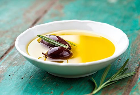  Dầu ô liu Dầu ô liu có hàm lượng chất béo tốt, có thể dùng nấu hoặc trộn salad. Nhưng hãy nhớ rằng bạn cần kiểm soát lượng chất béo nạp vào cơ thể, dù đó là chất béo lành mạnh.