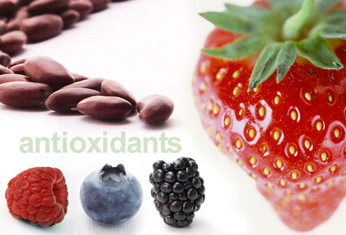 3. Chất chống oxy hóa Chất chống oxy hóa có vai trò quan trọng làm chậm và ngăn ngừa thiệt hại do gốc tự do. Bạn có thể tìm thấy chúng trong tất cả các loại thực phẩm, đặc biệt là các loại trái cây và rau quả đầy màu sắc như quả mọng, cà chua, mơ, củ cải đường, bí, rau bina, khoai lang, quýt, ớt và đậu.