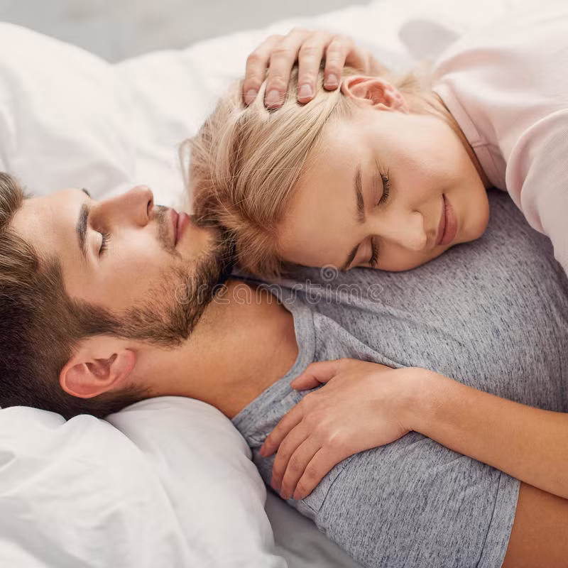 11. Cảm giác tích cực từ âu yếm, ôm, hôn và quan hệ tình dục có thể giúp giảm stress bằng cách giải phóng oxytocin và hạ huyết áp.