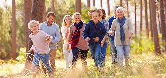 6. Dành thời gian với bạn bè và gia đình sẽ giúp bạn vượt qua thời gian căng thẳng và giảm nguy cơ lo âu. Nghiên cứu cho thấy với phụ nữ nói riêng, dành thời gian với bạn bè và trẻ em giúp giải phóng oxytocin, thuốc giảm stress tự nhiên.