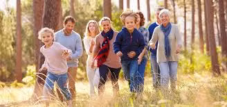 6. Dành thời gian với bạn bè và gia đình sẽ giúp bạn vượt qua thời gian căng thẳng và giảm nguy cơ lo âu. Nghiên cứu cho thấy với phụ nữ nói riêng, dành thời gian với bạn bè và trẻ em giúp giải phóng oxytocin, thuốc giảm stress tự nhiên.