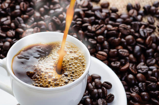 4. Caffeine là một chất kích thích có trong cà phê, trà, sô cô la và đồ uống năng lượng. Lượng caffeine cao có thể làm tăng căng thẳng và lo âu.
