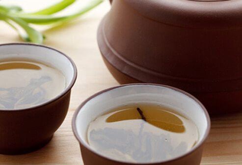  6. Trà xanh Trà xanh có đặc tính kháng viêm, bảo vệ màng tế bào, và thậm chí có thể giúp ngăn ngừa hoặc giảm nguy cơ ung thư da. Cho dù bạn uống hay bôi lên da, trà xanh đều có tác dụng giúp giảm nguy cơ tổn thương do tia cực tím từ Mặt Trời. Trà xanh cũng chứa đầy những chất chống oxy hóa và polyphenol (chống viêm) tốt cho da.