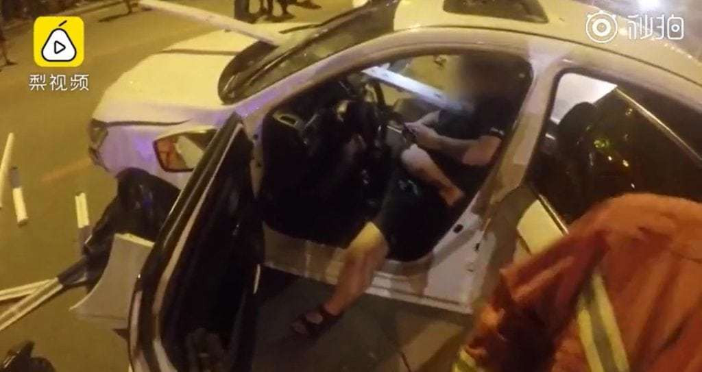 Bi dam xuyen nguc van binh than ngoi bam dien thoai