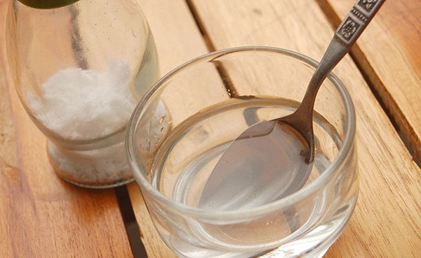 Muối có tính sát trùng cao, do đó nước muối sẽ làm sạch khu vực quanh răng, từ đó giảm các cơn đau nhức. Ảnh sanphamtop.