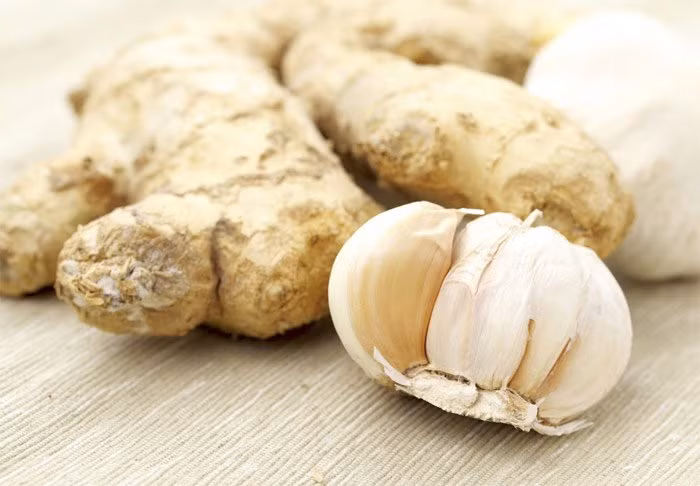 Việc bạn cần làm là đập dập vài tép tỏi và trộn đều với muối, sau đó dùng bông tăm thấm hỗn hợp này và chấm vào những chỗ răng đau. Ảnh khoahoc.