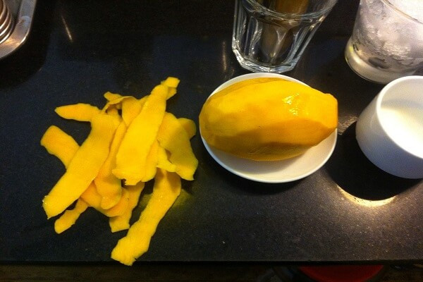 Tất cả việc bạn cần làm là đun 3 miếng vỏ xoài với 3 bát nước lọc, gạn lấy 2 bát rồi đem lọc. Sử dụng dung dịch này để súc miệng mỗi ngày một lần để giảm bớt các cơn đau răng. Ảnh monngon.