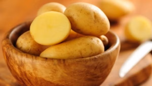 Một cách trị đau răng hiệu quả đáng kinh ngạc nữa là giã nát khoai tây rồi đắp lên trên chỗ răng đau trong khoảng 15 phút. Ảnh chuatrinam.