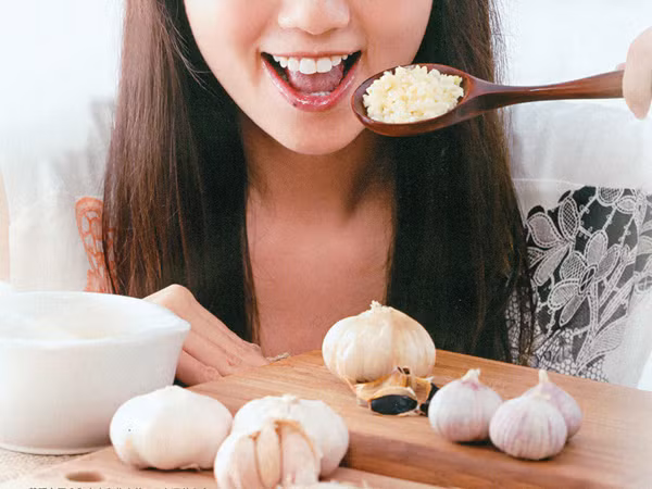 Muối và tỏi đều có tính sát trùng, do đó nếu kết hợp hai nguyên liệu này với nhau có thể có thể giảm tình trạng viêm sưng, từ đó giúp giảm đau răng hiệu quả. Ảnh marrybaby.