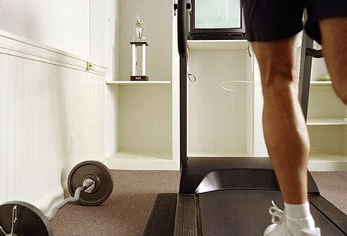  7. Lịch tập thuận tiện Hãy sửa đổi thói quen để phù hợp với lịch trình bận rộn của bạn mỗi ngày. Cố gắng sắp xếp thời gian thuận tiện để duy trì lịch tập ổn định, chẳng hạn trước hoặc sau giờ làm việc, hoặc thậm chí trong giờ nghỉ trưa. Ngay cả khi ở nhà, hãy cân nhắc việc có một máy chạy bộ hay máy đạp xe để tập trong khi xem tin tức buổi tối.