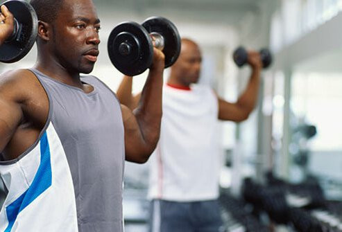  2. Tập cho tim khỏe Luyện tập kháng lực giúp thúc đẩy tốc độ trao đổi chất, giảm mỡ cơ thể và tăng khối lượng cơ bắp. Có nhiều cách để rèn luyện kháng lực, bao gồm sử dụng máy tập tạ, trọng lượng tự do, thể dục với dây, hoặc tập bụng crunches,… Giảm 5kg trọng lượng có thể giảm hoặc giúp ngăn ngừa huyết áp cao ở người thừa cân, béo phì.