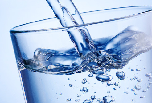  8. Nước Cơ thể cần nước, nhưng nếu bạn uống quá nhiều nước thận sẽ không thể làm việc để loại bỏ chất lỏng dư thừa đủ nhanh. Điều này làm giảm lượng natri trong máu xuống mức không lành mạnh - tình trạng hạ natri máu. Nó có thể gây buồn nôn, suy nhược và mệt mỏi, nhức đầu, hoặc trong trường hợp nặng, co giật, hôn mê và tử vong.