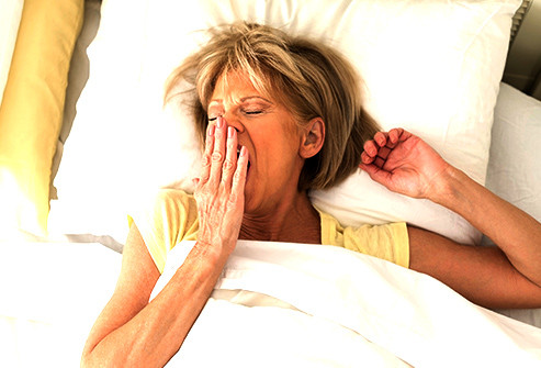  2. Ngủ Ngủ quá nhiều có thể làm hại cơ thể hơn là tốt. Các nghiên cứu cho thấy ngủ hơn 8 giờ mỗi đêm làm tăng nguy cơ tử vong do các vấn đề về tim lên 34%. Bạn cũng có thể gặp vấn đề với khả năng tập trung, trọng lượng cơ thể và lượng đường trong máu.