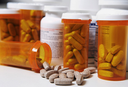  3. Kháng sinh Thuốc kháng sinh giúp tiêu diệt vi khuẩn gây nhiễm trùng và bệnh tật. Tuy nhiên, vi khuẩn có thể thay đổi nếu chúng tiếp xúc với kháng sinh quá thường xuyên, dẫn đến tình trạng kháng thuốc. Chỉ dùng kháng sinh khi bạn chắc chắn thật sự cần và phải được bác sỹ kê toa.