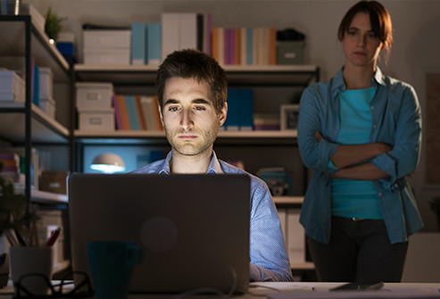  9. Làm việc Có thể bạn thực sự yêu thích những gì bạn làm, hoặc có thể bạn là người nghiện làm việc. Nếu bạn cảm thấy như bạn nên làm việc tất cả các thời gian bạn có và có xu hướng đặt công việc lên trên các mối quan hệ, thì khi đó bạn thực sự có vấn đề.