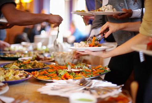  7. Thực phẩm lành mạnh Bạn chỉ ăn thức ăn lành mạnh. Điều đó quá tuyệt. Nhưng bạn ăn bao nhiêu? Ăn quá nhiều gây ra bệnh cao huyết áp, cholesterol cao, tiểu đường tuýp 2, các vấn đề về xương và khớp, các vấn đề về giấc ngủ và thậm chí trầm cảm. Và nếu bạn tiêu thụ nhiều calo hơn mức bạn đốt cháy, thì tăng cân, tim mạch và đột quỵ là những nguy cơ bạn phải đối mặt.