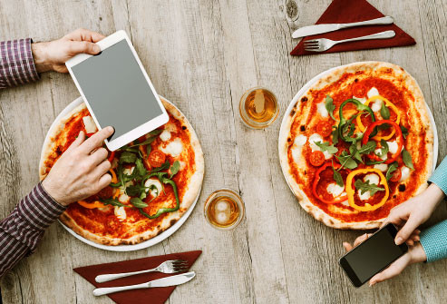  10. Điện thoại thông minh Smartphone làm cho rất nhiều thứ trở nên dễ dàng hơn, nhưng nếu bạn không thể ngừng nhìn vào màn hình điện thoại thì có thể bạn đang làm cho cuộc sống thực của bạn trở nên khó khăn hơn. Nó có thể ảnh hưởng đến cách bạn liên hệ với mọi người, tâm trạng của bạn, chất lượng giấc ngủ của bạn, và thậm chí cả bộ não của bạn.