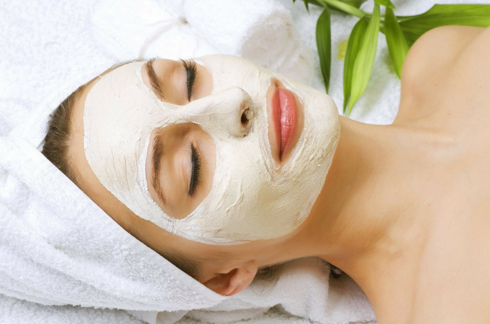 Trước tiên hãy chú ý chăm sóc và dưỡng da ẩm với các sản phẩm dưỡng ẩm sâu, giúp da mềm mại, mượt mà. Nhưng đó chỉ là cách chăm sóc bên ngoài với kết quả kéo dài chỉ vài giờ. Những gì bạn cần là nuôi dưỡng sâu, giúp giữ lại độ ẩm từ bên trong.