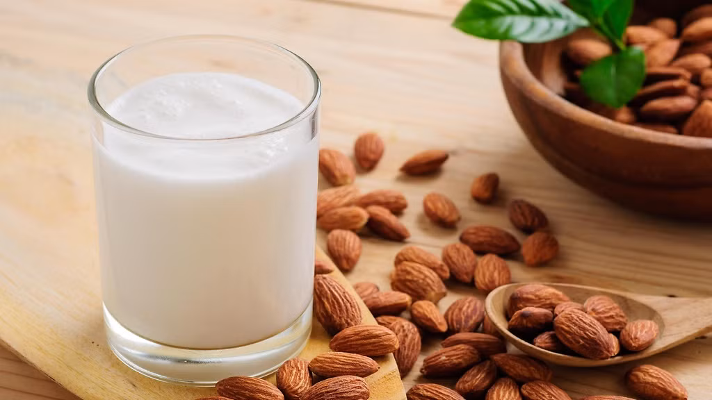  Dầu hạnh nhân và sữa Trộn hỗn hợp dầu hạnh nhân và sữa, thoa lên mặt và cổ, rửa sạch bằng nước ấm và sau đó với nước lạnh. bạn sẽ ngạc nhiên với làn da căng mọng, đủ nước và tươi sáng.