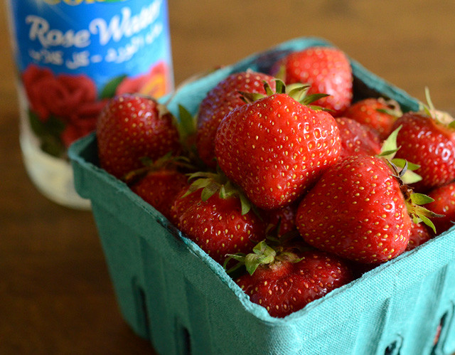  Nước hoa hồng và dâu tây Dâu tây có chứa vitamin C và axit béo omega-3 rất tốt cho làn da của bạn. Đắp mặt nạ từ hỗn hợp dâu tây nghiền nhuyễn và nước hoa hồng trong 20 phút để tạo cho mình một làn da sáng đẹp tuyệt vời.