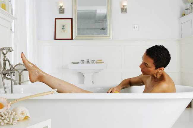  Làm mềm da Thêm một nửa cốc thuốc muối vào nước tắm của bạn. Nó sẽ trung hòa axit, rửa sạch mồ hôi và dầu, giúp làn da mượt mịn.