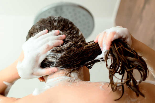  Gội đầu Trộn một muỗng cà phê baking soda với dầu gội để loại bỏ sự bám dính của thuốc xịt, gel, hay các sản phẩm làm đẹp tóc khác. Tóc sẽ không chỉ sạch hơn, mà còn dễ tạo kiểu.