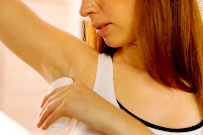  Chất khử mùi cơ thể Các phân tử gây mùi cơ thể đều có tính axit hoặc kiềm. Baking soda sẽ giúp trung hòa mùi này. Thoa một chút bột baking soda ở vùng da dưới cánh tay vào mỗi sáng, bạn sẽ yên tâm có một ngày thơm tho, không mùi.