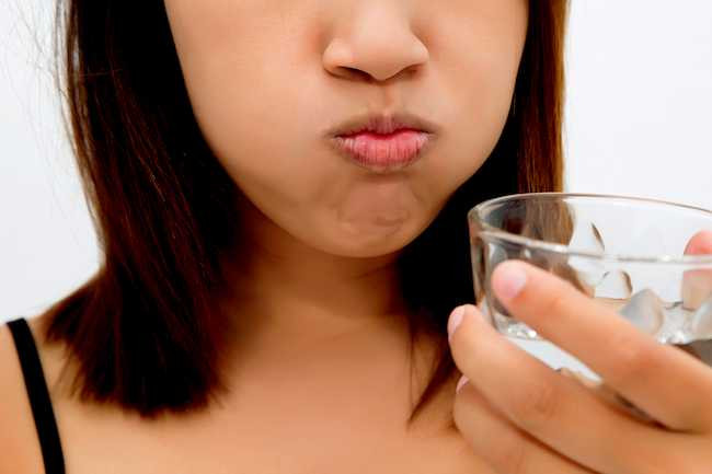  Nước súc miệng Sau khi ăn những món khiến hơi thở của bạn nồng nặc mùi gia vị, hãy pha một thìa cà phê baking soda vào nửa cốc nước và súc miệng để loại bỏ mùi hoàn toàn.