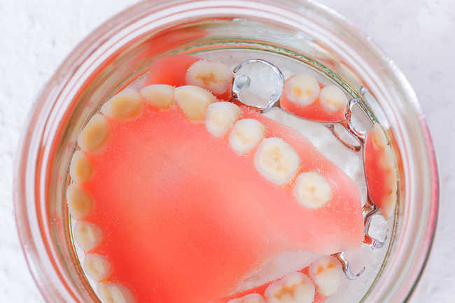  Làm mới hàm răng giả Hòa tan 2 thìa baking soda vào một cốc nước ấm để ngâm răng giả, vừa sạch và khử mùi hôi. Hoặc bạn cũng có thể dùng bột baking soda để chải hàm răng giả cũng có tác dụng tương tự