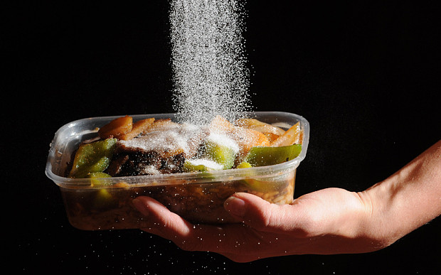 Ngoài việc giảm tối đa việc nạp những thực phẩm chế biến sẵn, bạn cũng nên chú ý kiểm soát việc dùng muối, đường khi nấu nướng đồ ăn của mình.