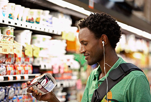  Cảnh giác với muối và đường Các loại thực phẩm tự nhiên có chứa ít muối và đường, trong khi thực phẩm chế biến thường bổ sung thêm nhiều muối, đường, chất tạo ngọt, hương vị. Hãy chú ý nhãn thực phẩm, ngay cả với các loại thực phẩm có vẻ lành mạnh, như sữa chua hoặc nước sốt cà chua.