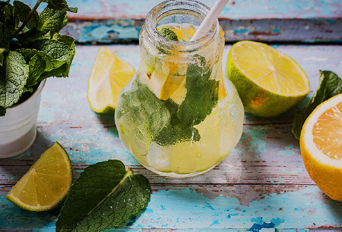  Nước Thay vì nước ngọt và nước ép quá nhiều đường, hãy chọn đồ uống có hàm lượng calo thấp, chẳng hạn như nước và trà thảo mộc. Nước giúp cơ thể chống lại sự mệt mỏi và cung cấp cho bạn nhiều năng lượng hơn. Hãy thử thêm vào nước uống một lát chanh hay cam hoặc cành bạc hà.