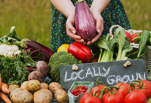  Thực phẩm hữu cơ Thực phẩm hữu cơ đảm bảo sạch và an toàn vì không sử dụng bất cứ một loại can thiệp hóa chất nào. Nhưng nếu bạn không thể mua thực phẩm hữu cơ thì hãy chọn những sản phẩm bạn biết rõ nguồn gốc an toàn. Chọn các thực phẩm không hữu cơ có vỏ để gọt bỏ trước khi sử dụng.