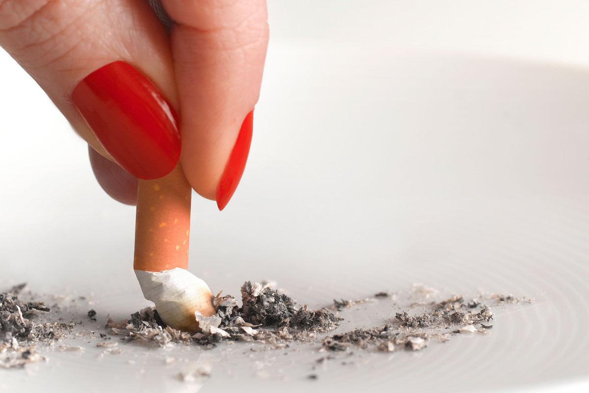  Bỏ thuốc lá Các chuyển động của cơ mặt khi hút thuốc và các gốc tự do trong khói thuốc lá là hai nguyên nhân có thể khiến các nếp nhăn có thể đến sớm trên khuôn mặt bạn. Khi bạn bỏ thuốc lá, làn da sẽ nhận được nhiều oxy hơn, nhờ đó da sẽ khỏe hơn và ít nếp nhăn hơn.