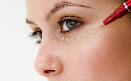  Lời khuyên Nếu bạn có nếp nhăn mắt, việc sử dụng kem che khuyết điểm để che giấu chúng có thể làm cho chúng trông tồi tệ hơn. Các kem, phấn trang điểm có thể bị mắc kẹt trong các nếp nhăn và làm cho các nếp nhăn trong to và rõ hơn.