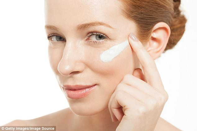  Kem chống nắng Hầu hết các nếp nhăn trên khuôn mặt đều do tia cực tím có hại của mặt trời gây ra. Sử dụng kem chống nắng với chỉ số SPF thấp nhất là 15 để bảo vệ chống nắng. Thoa kem chống nắng mỗi khi bạn ra ngoài để tránh các nếp nhăn quanh mắt.