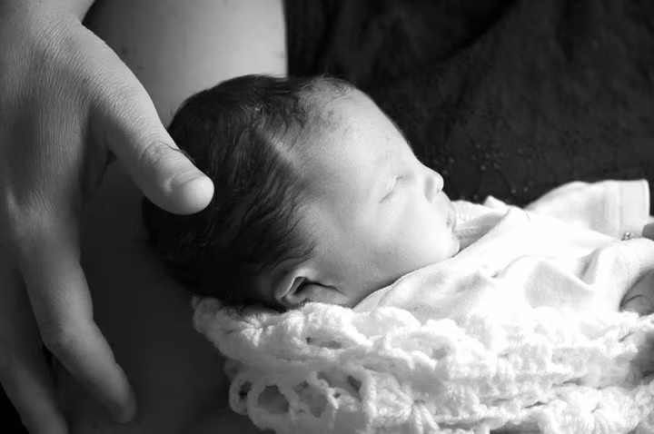 7. Hội chứng Edward (tam thể 18): Đây cũng là một dị tật bẩm sinh nặng gây sẩy thai, chết sau sinh. Rất ít trẻ mắc hội chứng Edward sống quá một tuổi. Dị tật bẩm sinh về tim, đầu nhỏ, thoát vị rốn rất hay gặp, trí tuệ và vận động đếu rất kém phát triển. Nếu sống sót, trẻ mắc hội chứng tam thể 18 cũng không có khả năng đi lại, nói, do đó phụ thuộc hoàn toàn vào sự chăm sóc của người khác.