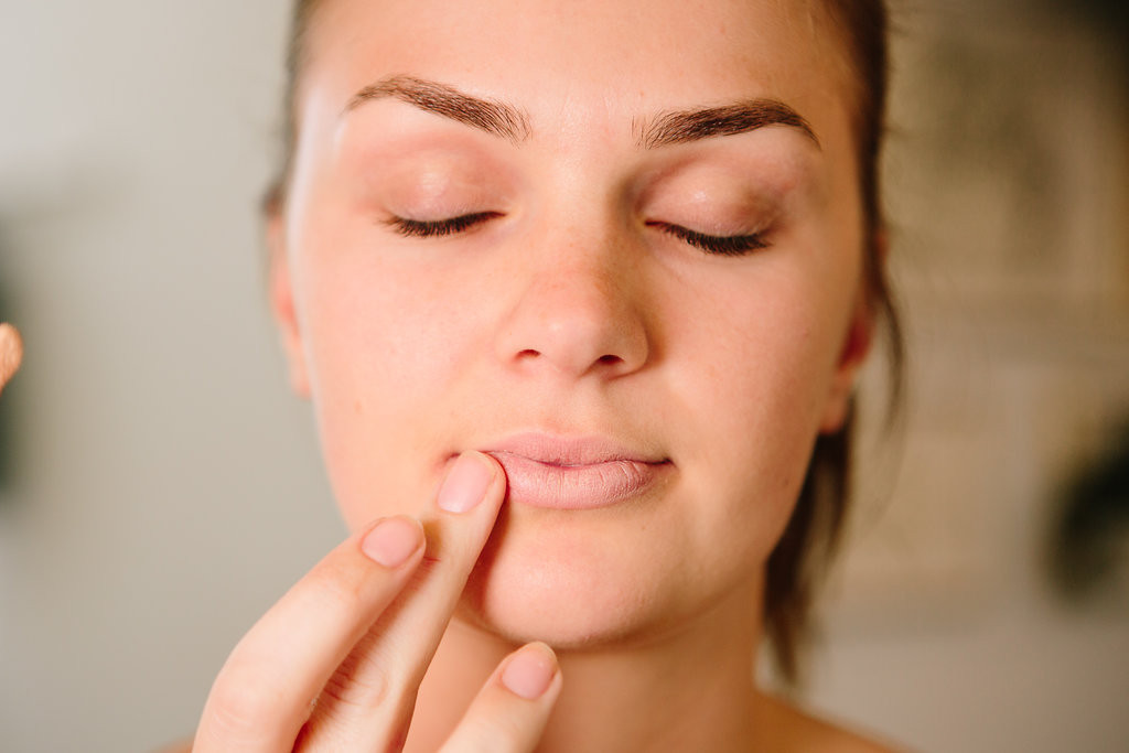  Chăm sóc môi Chú ý tẩy tế bào chết và giữ ẩm cho đôi môi thường xuyên, giúp cho việc tô son môi mướt nhẹ đồng đều.