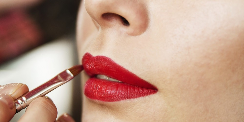 Tô một lớp lót, sau đó dùng chổi son để lấy son và thoa cho đều, giúp đôi môi căng mọng, đều màu.