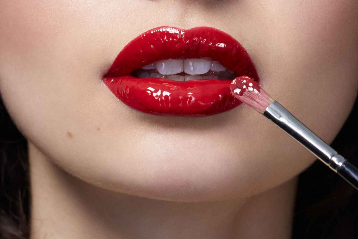  Son bóng Các công thức tạo độ bóng cao chứa các thành phần như mica hoặc silica phản chiếu ánh sáng theo các góc đồng nhất. Các phiên bản son bóng mờ có hàm lượng sáp cao hơn và ít dầu hơn.