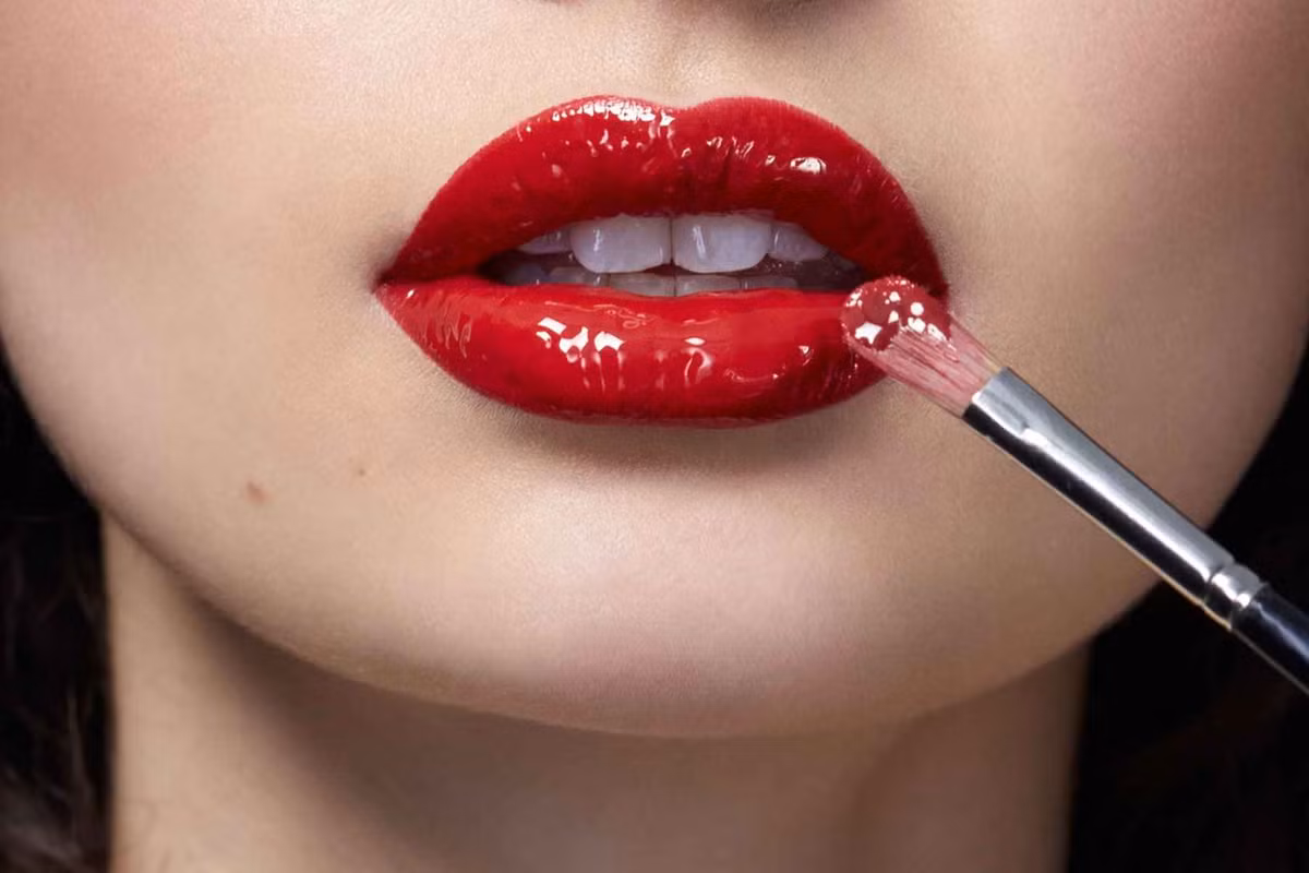  Son bóng Các công thức tạo độ bóng cao chứa các thành phần như mica hoặc silica phản chiếu ánh sáng theo các góc đồng nhất. Các phiên bản son bóng mờ có hàm lượng sáp cao hơn và ít dầu hơn.